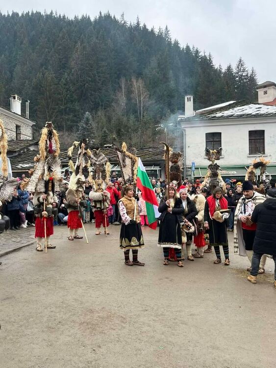 Кукери прогониха злото в Широка лъка по време на "Песпонеделник" 