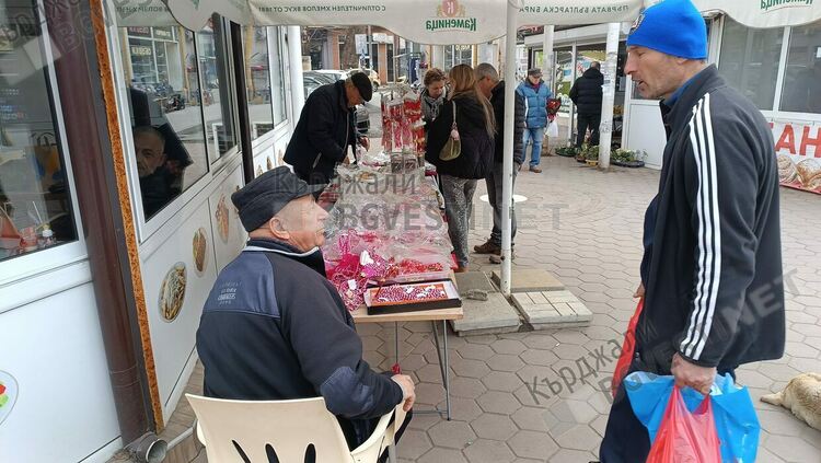 Предлагат мартеници на всяка крачка в Кърджали, сергии превзеха и Пазара на производителите