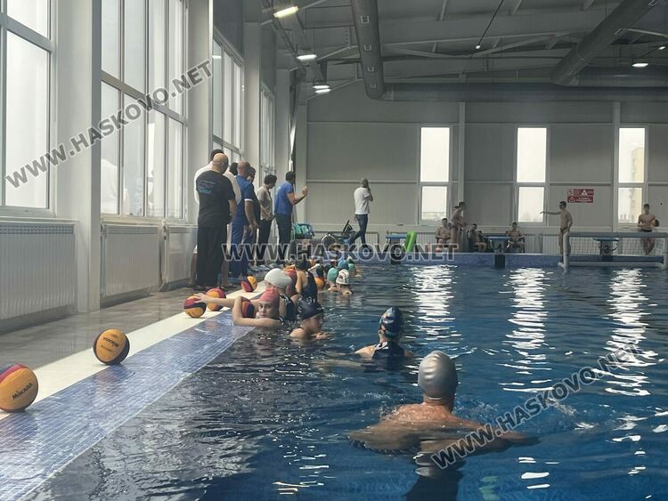 Световен шампион води занятие по водна топка в Хасково