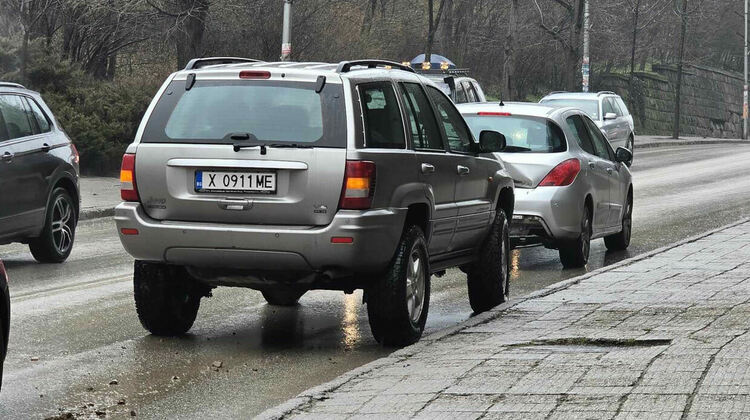  „Джип“ и „Пежо“ се удариха на бул. „Освобождение“ в Хасково