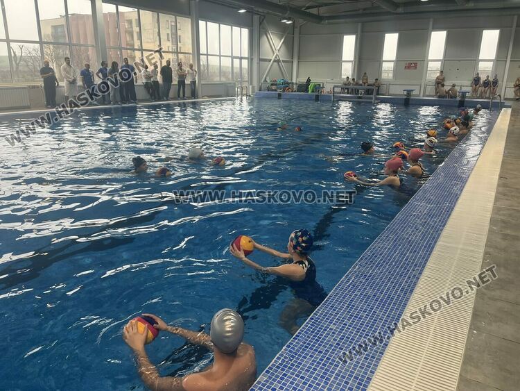 Световен шампион води занятие по водна топка в Хасково