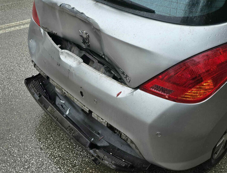  „Джип“ и „Пежо“ се удариха на бул. „Освобождение“ в Хасково