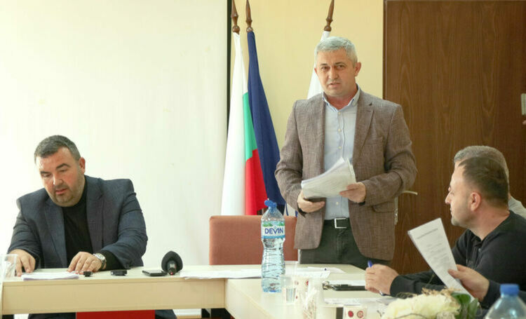 Екрем Юзеир (вляво) засега печели битката за председател с Мехмед Лятиф 