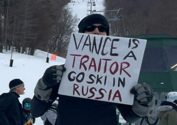 Демонстранти нарекоха Джей Ди Ванс „предател“ и го пратиха на ски в ... Русия