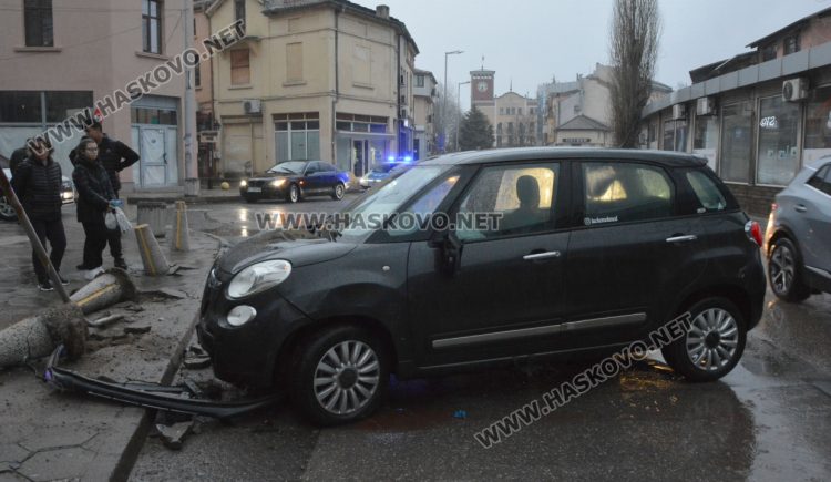 „Фиат“ връхлетя върху спирка след удар с „Ауди“