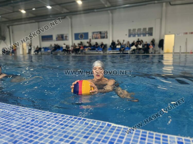 Световен шампион води занятие по водна топка в Хасково