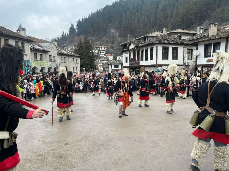 Кукери прогониха злото в Широка лъка по време на "Песпонеделник" 