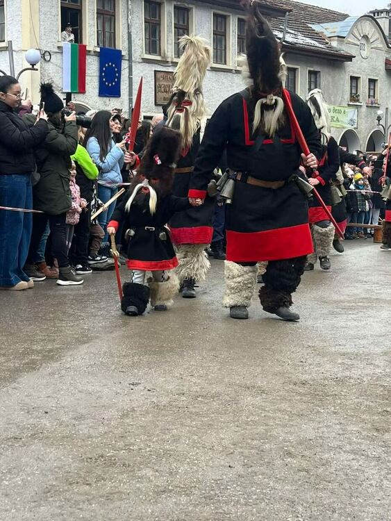 Кукери прогониха злото в Широка лъка по време на "Песпонеделник" 