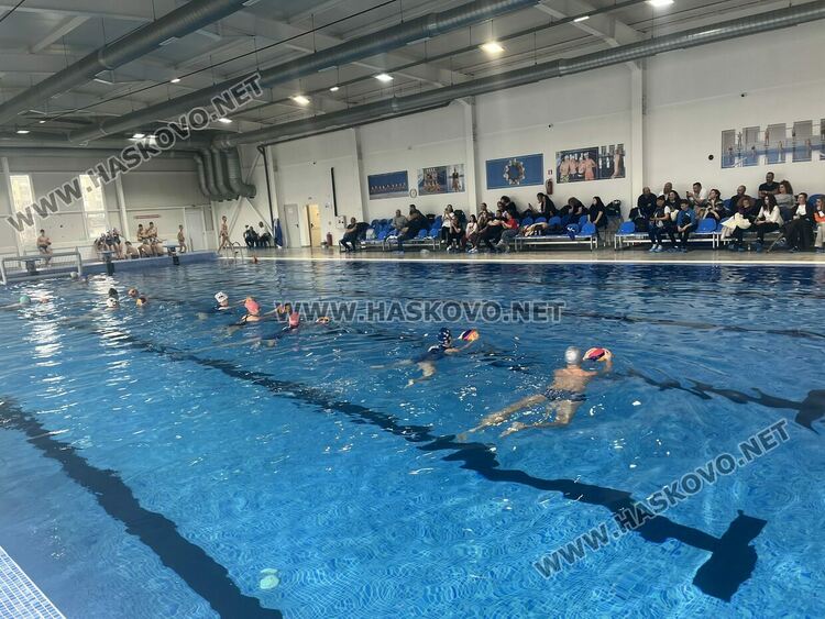 Световен шампион води занятие по водна топка в Хасково