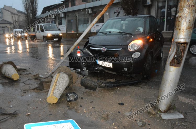 „Фиат“ връхлетя върху спирка след удар с „Ауди“