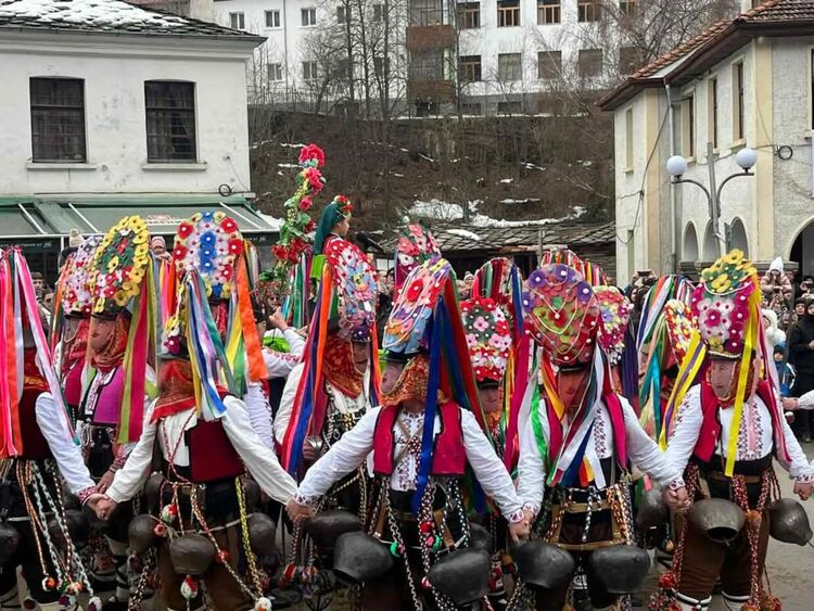 Кукери прогониха злото в Широка лъка по време на "Песпонеделник" 