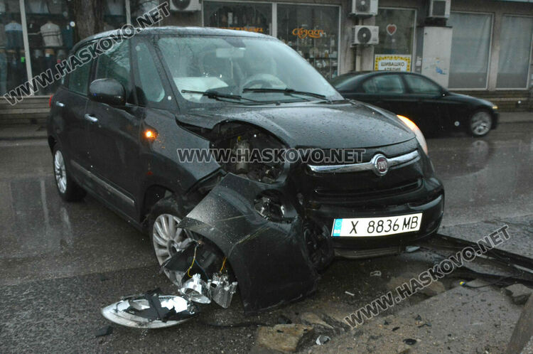 „Фиат“ връхлетя върху спирка след удар с „Ауди“