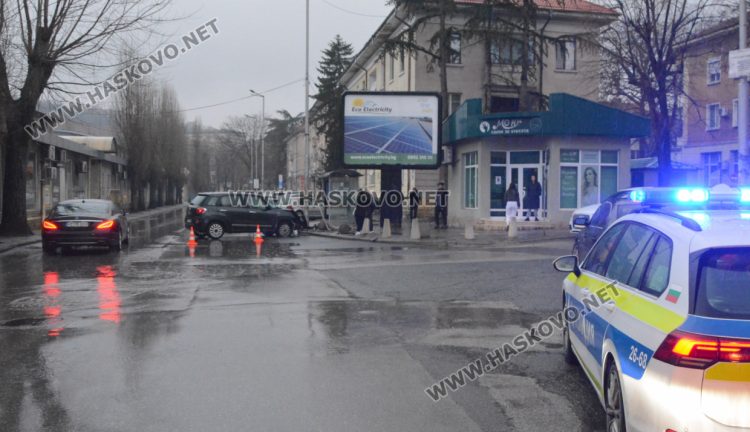 „Фиат“ връхлетя върху спирка след удар с „Ауди“