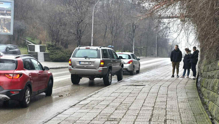  „Джип“ и „Пежо“ се удариха на бул. „Освобождение“ в Хасково