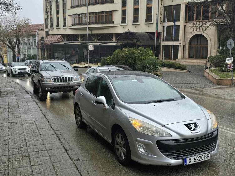  „Джип“ и „Пежо“ се удариха на бул. „Освобождение“ в Хасково