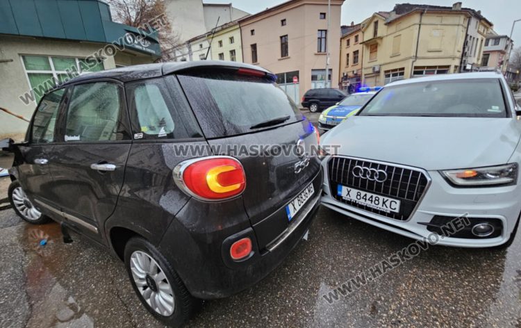 „Фиат“ връхлетя върху спирка след удар с „Ауди“