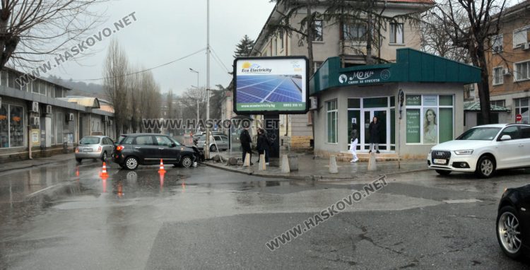 „Фиат“ връхлетя върху спирка след удар с „Ауди“