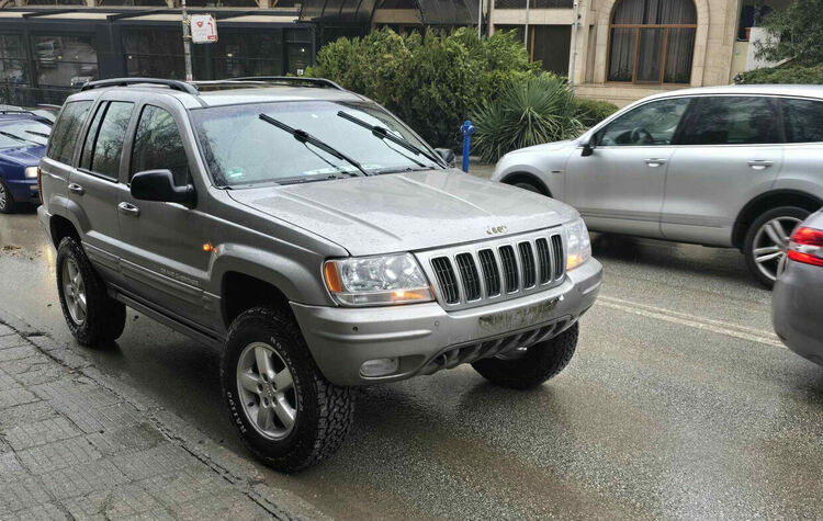  „Джип“ и „Пежо“ се удариха на бул. „Освобождение“ в Хасково