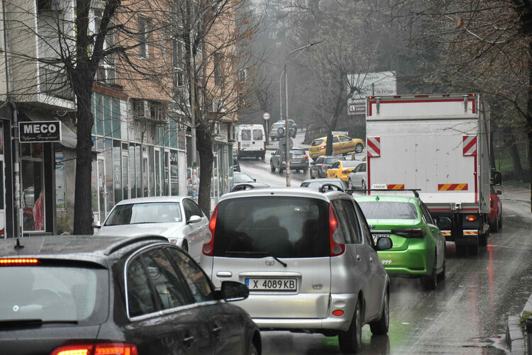  „Джип“ и „Пежо“ се удариха на бул. „Освобождение“ в Хасково
