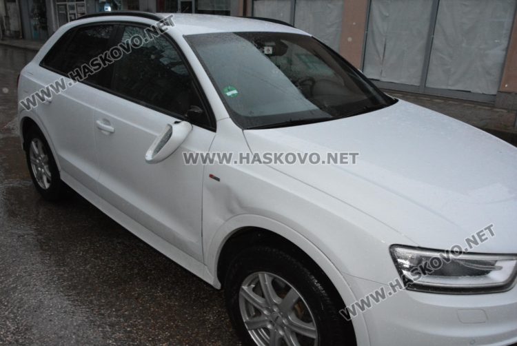 „Фиат“ връхлетя върху спирка след удар с „Ауди“