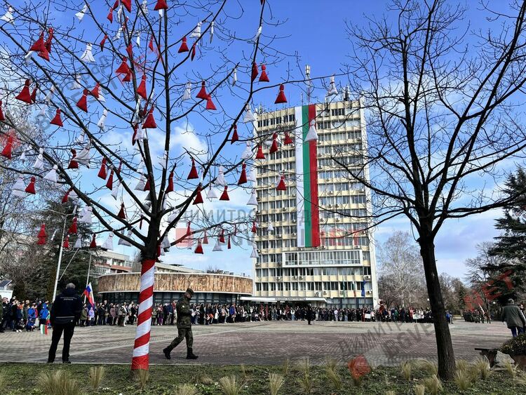 Стотици граждани почетоха 3-ти март в Димитровград