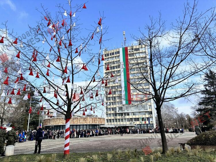 Стотици граждани почетоха 3-ти март в Димитровград