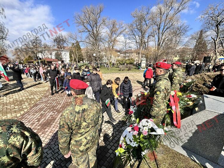 Стотици граждани почетоха 3-ти март в Димитровград