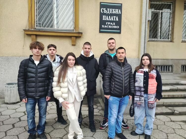 Ученици от ПГТ „Александър Паскалев“ с учебна практика в Районен съд – Хасково