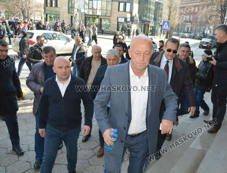 Протестиращите приветстваха Мюмюн Искендер, той си пожела справедлив процес