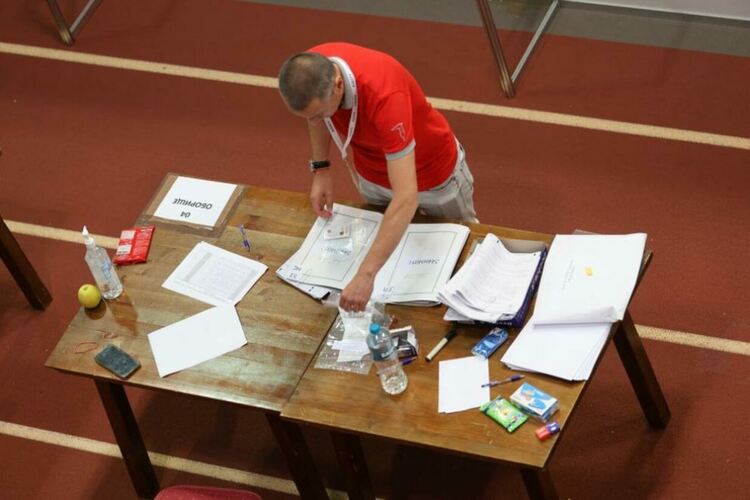 ЦИК възложи на „Информационно обслужване“ повторно въвеждане на данните от протоколите от изборите