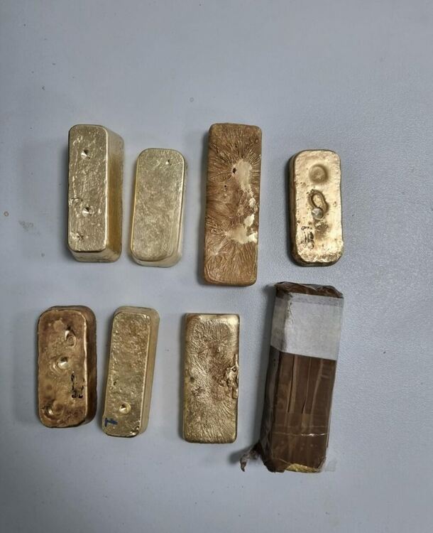 Откриха близо 5 кг златни отливки, скрити във врата на автобус
