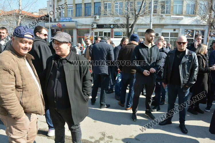 Протестиращите приветстваха Мюмюн Искендер, той си пожела справедлив процес