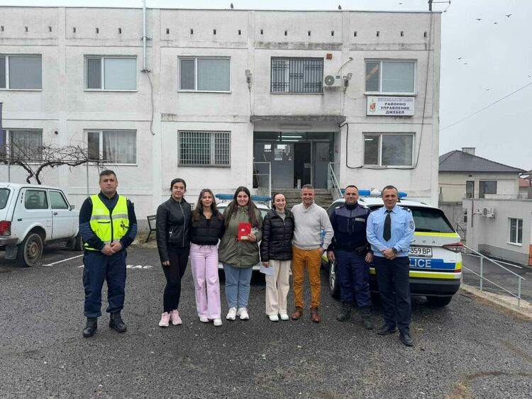 Десетокласници закичиха полицаи с мартеници в Джебел
