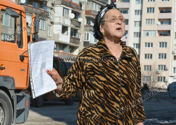 ВиК-Хасково отпушва шахти и подменя запушена и пропаднала тръба пред блок в „Орфей“