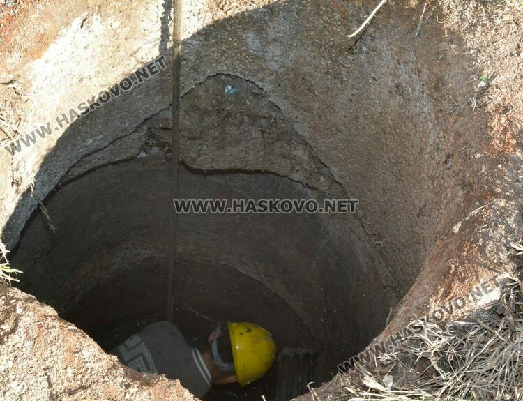 ВиК-Хасково отпушва шахти и подменя запушена и пропаднала тръба пред блок в „Орфей“
