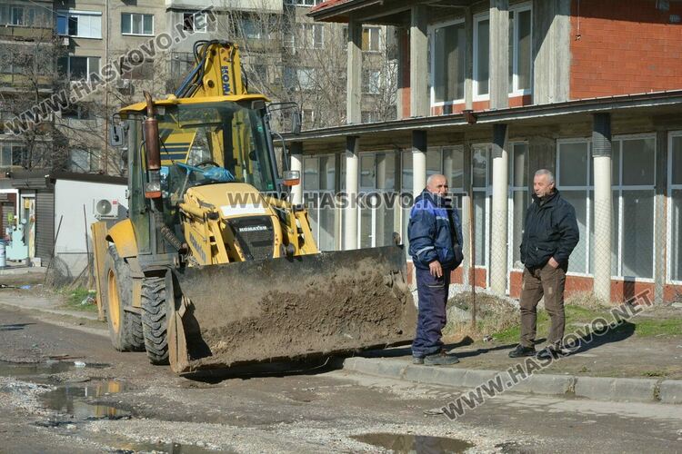 ВиК-Хасково отпушва шахти и подменя запушена и пропаднала тръба пред блок в „Орфей“