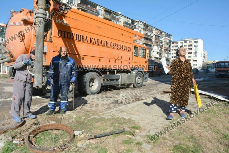 ВиК-Хасково отпушва шахти и подменя запушена и пропаднала тръба пред блок в „Орфей“