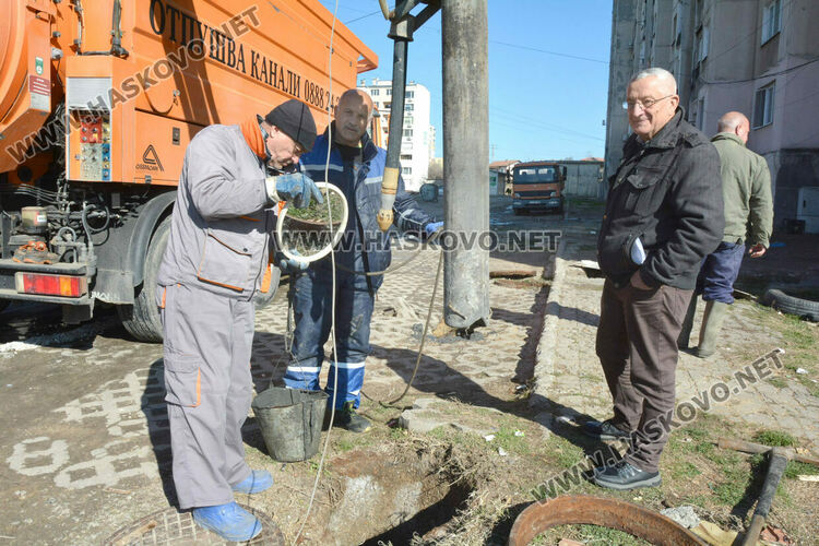 ВиК-Хасково отпушва шахти и подменя запушена и пропаднала тръба пред блок в „Орфей“