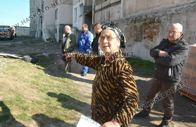 ВиК-Хасково отпушва шахти и подменя запушена и пропаднала тръба пред блок в „Орфей“