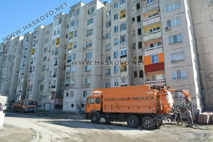 ВиК-Хасково отпушва шахти и подменя запушена и пропаднала тръба пред блок в „Орфей“