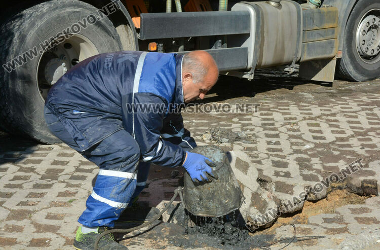 ВиК-Хасково отпушва шахти и подменя запушена и пропаднала тръба пред блок в „Орфей“