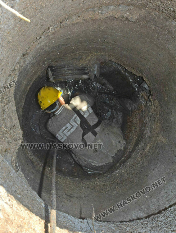 ВиК-Хасково отпушва шахти и подменя запушена и пропаднала тръба пред блок в „Орфей“