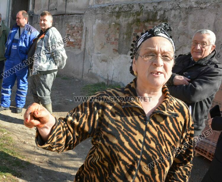 ВиК-Хасково отпушва шахти и подменя запушена и пропаднала тръба пред блок в „Орфей“