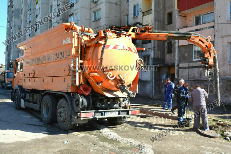 ВиК-Хасково отпушва шахти и подменя запушена и пропаднала тръба пред блок в „Орфей“