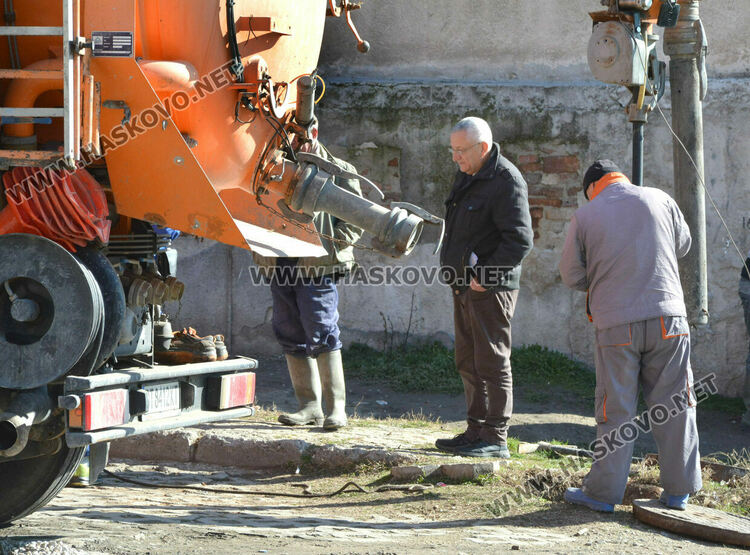 ВиК-Хасково отпушва шахти и подменя запушена и пропаднала тръба пред блок в „Орфей“