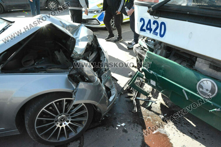 Тролей и кола катастрофираха на кръстовището до Цигарената фабрика