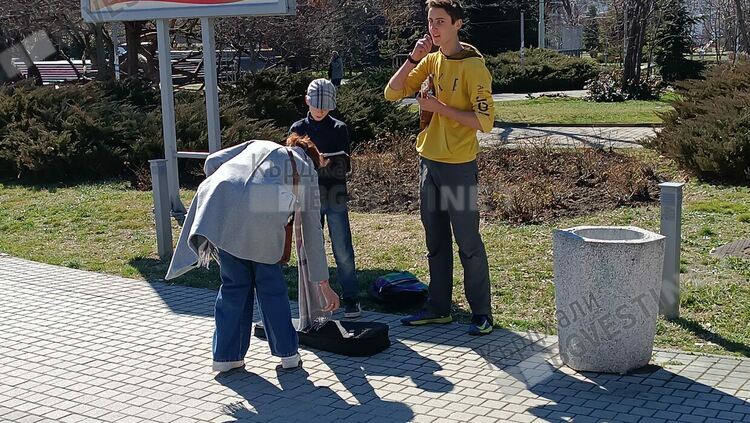 Невръстни улични музиканти събират средства за баптистка църква в центъра на Кърджали,разчитат на милосърдие заради Рамазана