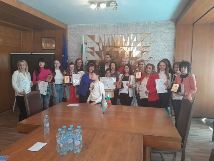 Благотворителен базар в рамките на конкурса „Баба Марта бързала, мартенички вързала“ събра 950 лв.