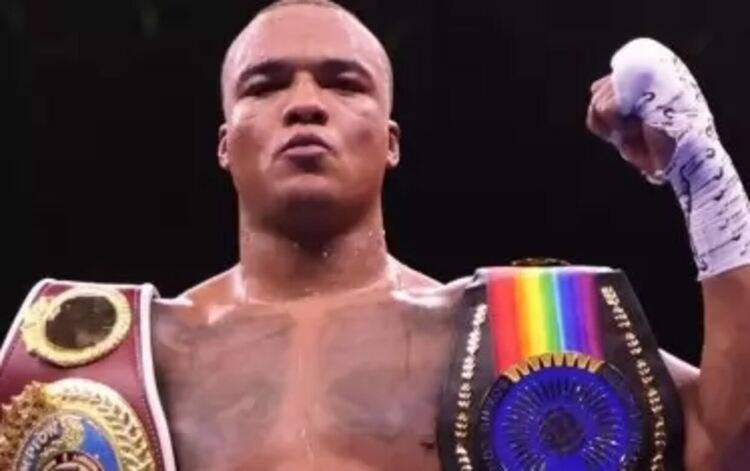 Фабио Уордли позира със своите пояси след последната защита.