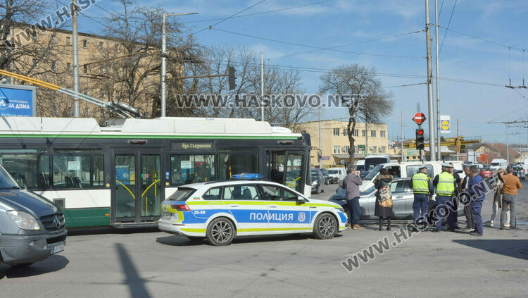 Тролей и кола катастрофираха на кръстовището до Цигарената фабрика